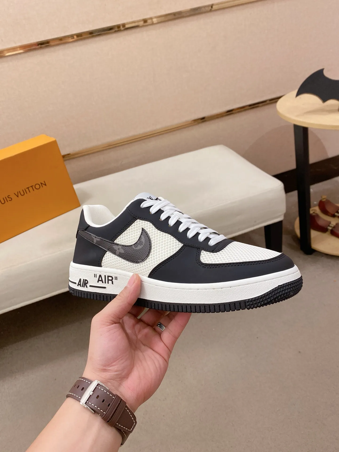 Men's shoes💰 440💰Louis Vuitton (Louis Vuitton/LV) top 🔍🔍 new models are on sale at the same time, the upper 🇮🇹 imported Italian first-layer cowhide, fully imported mesh breathable lining 💪💪, completely 1⃣️compared 1⃣️Reproduction🇮🇹💪💪, ⚠Sole: The original sole is specially provided by the original factory, the exclusive movable molded sole is super comfortable, ⚠Original factory follow-up goods, 🔍🔍high quality, you can enter and leave the counter at will, welcome to compare⚠. Code number: 38-44. Can be customized for 45 non-refundable!